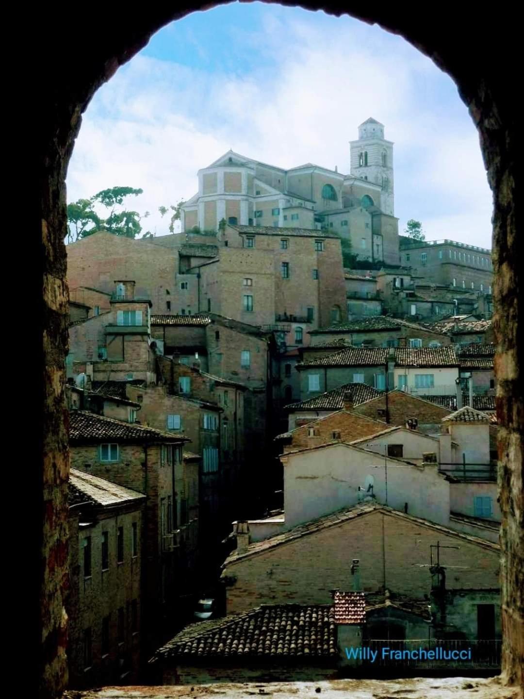 Casa Vacanze Nel Centro Storico Di Fermo Happy Song Luaran gambar